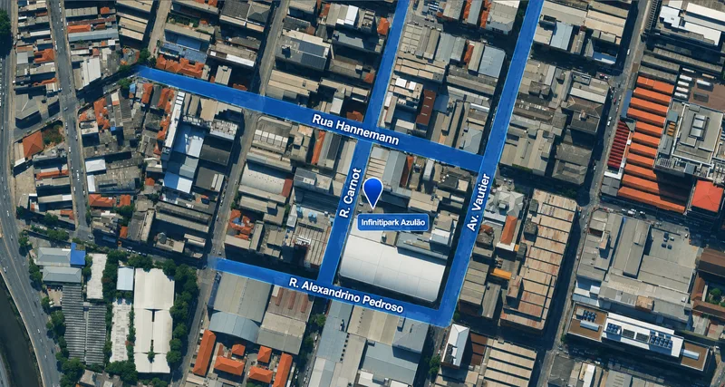 Mapa aéreo do quarteirão do Estacionamento do Azulão: o pátio fica entre a Rua Carnot e a Av. Vautier, com acesso também pela Rua Hannemann e pela Rua Alexandrino Pedroso