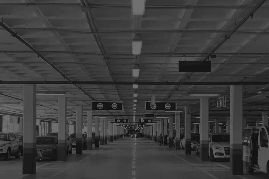 Corredor de estacionamento subterrâneo com sinalização de fluxo