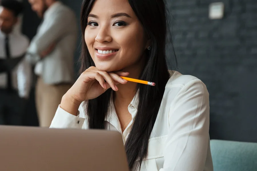Equipe analisando a gestão de uma operação no escritório