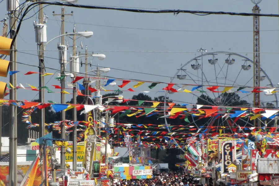 Feira com grande público e roda-gigante ao fundo